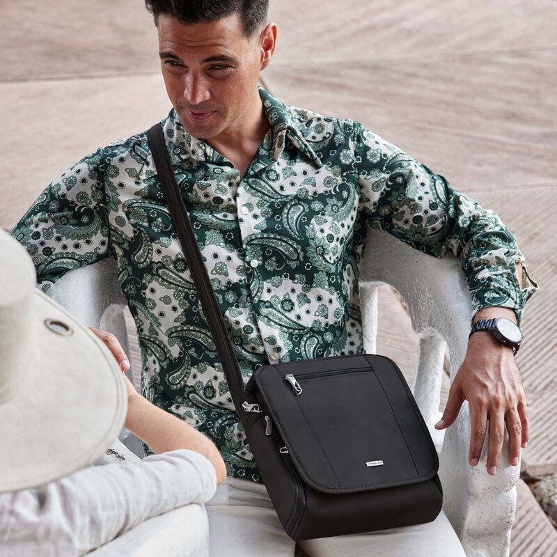 CLASSIC AT MEDIUM TOUR BAG BLACK