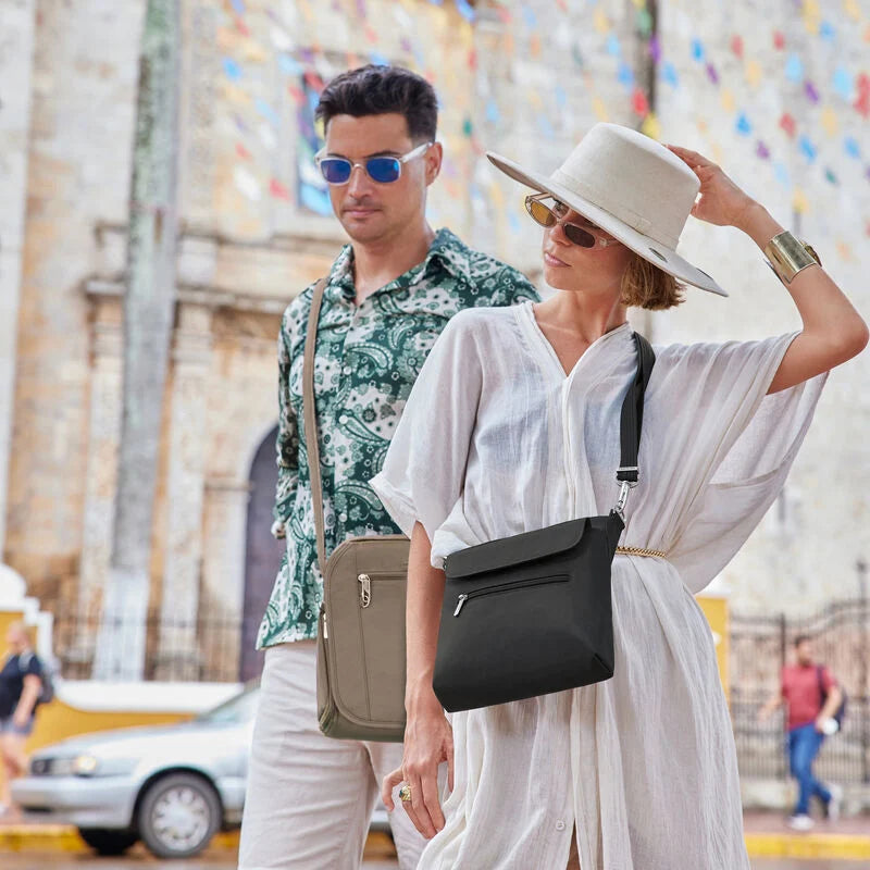 CLASSIC AT MINI SHOULDER BAG BLACK